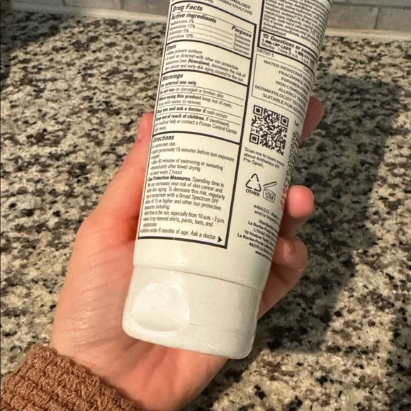 LA ROCHE-POSAY • SPF 50 NEW ANTHELIOS UV Pro-Sport Face & Body - Picture 4 of 6